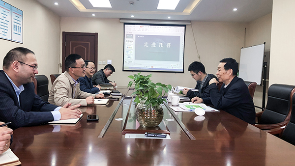 座谈会现场，陈渝阳董事长与孙院士热切交谈