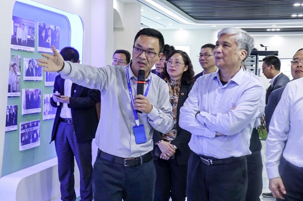 全国人大常委会副委员长丁仲礼莅临lewin乐玩官网调查调研
