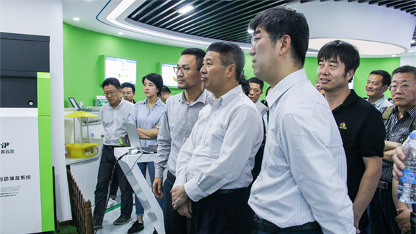 全国农技中心党委书记魏启文一行参观lewin乐玩官网展厅