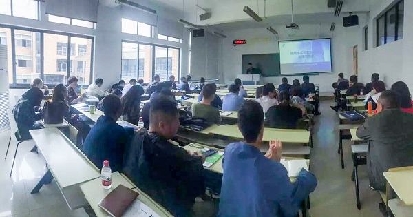 lewin乐玩官网营销中心副总监龙捷频为培训班作内容解说