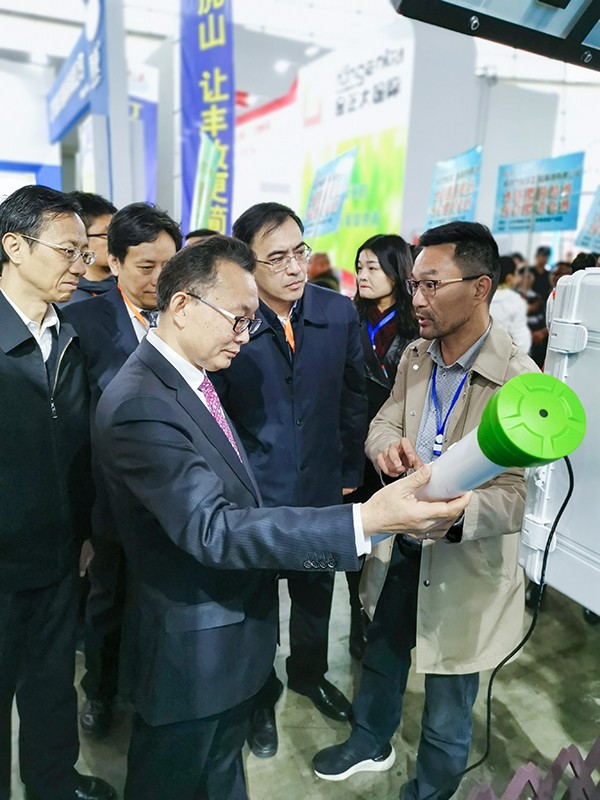 lewin乐玩官网董事长陈渝阳向刘天金主任介绍智能泥土墒情监测设备