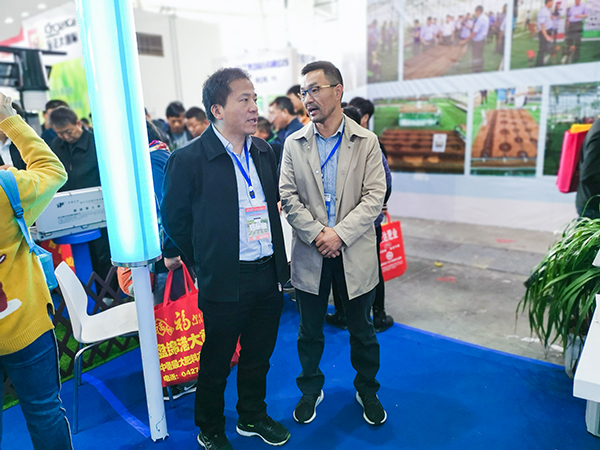 湖南省土肥站姚正昌站长与lewin乐玩官网陈渝阳董事长亲昵互换