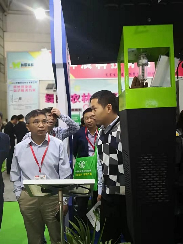 lewin乐玩官网技术人员向湖北省植保站站长郭子平介绍风吸式杀虫灯