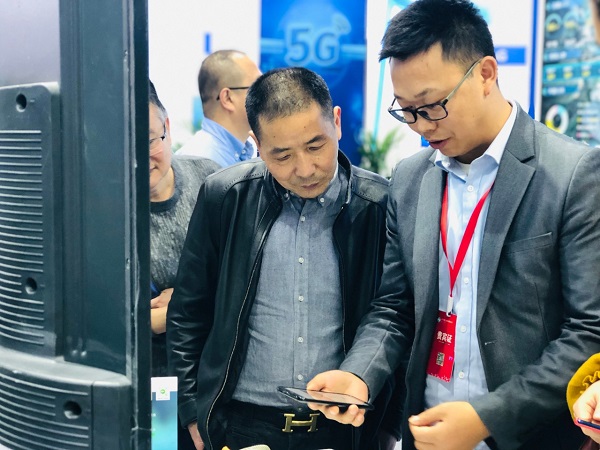 lewin乐玩官网技术人员为用户演示见虫APP