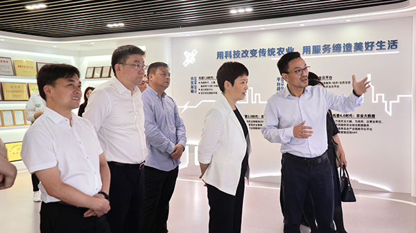 省科技厅党组书记何杏仁一行赴lewin乐玩官网调研农业科技工作