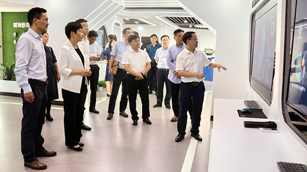 省科技厅党组书记何杏仁一行赴lewin乐玩官网调研农业科技工作