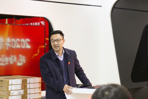 【2】陈渝阳董事长与同伴们进行分享。.JPG