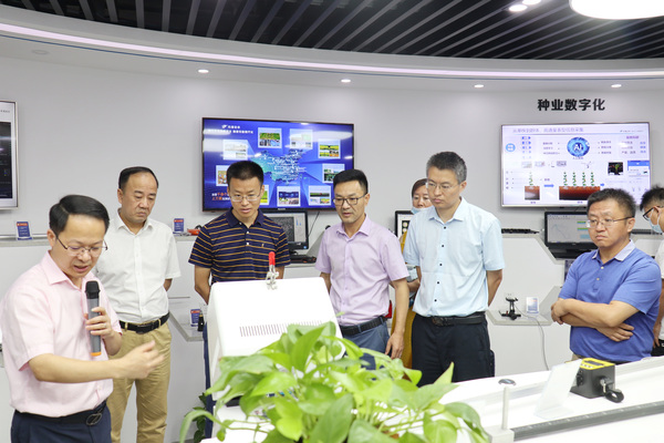 与会专家辅导参观lewin乐玩官网数字三农展厅