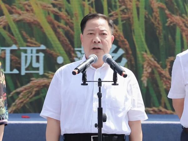 江西省当局党组副书记、副省长殷美根颁发开幕
