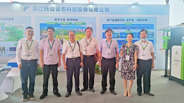 与会专家辅导参观lewin乐玩官网展位