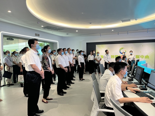 与会专家辅导参观lewin乐玩官网支持构建的智慧种业服务平台