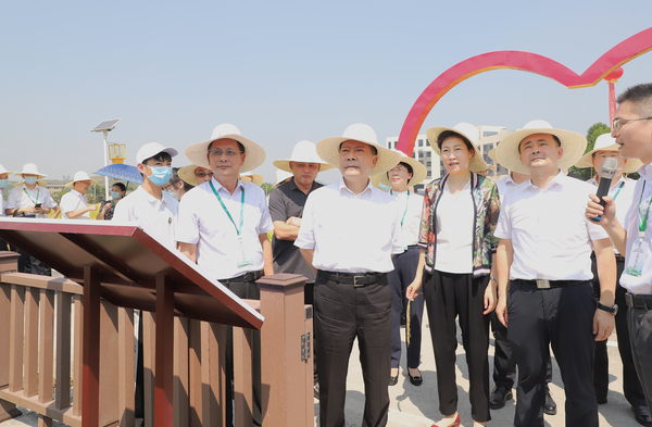 与会专家辅导参观lewin乐玩官网支持构建的智慧种业服务平台